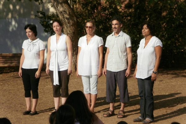 צוות המורים בשנה השנייה, שבה נכנסנו למבנה ברחוב בן גמלא. מקבלים את פני כיתה א החדשה